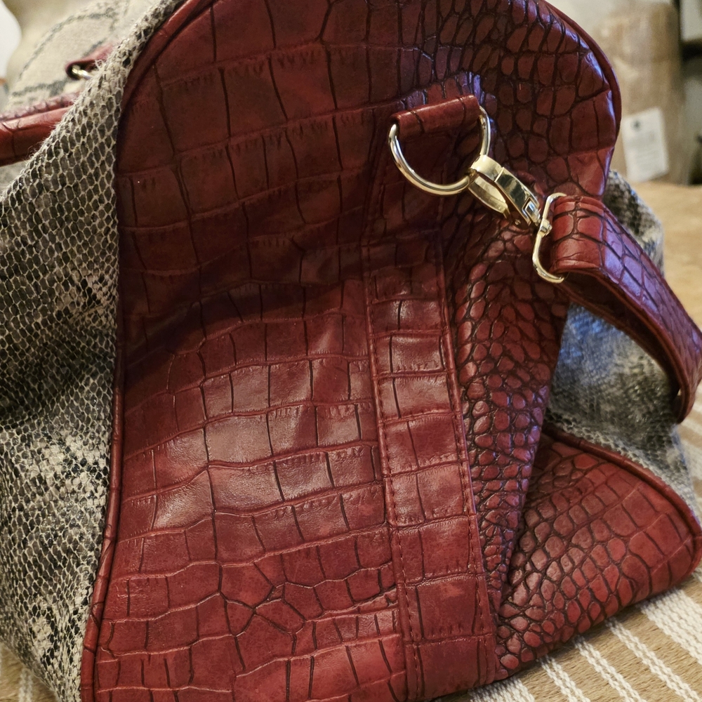Steve Madden XLarge Stylish Snakeskin Patterned Travel bag with Red Accents - Picture 8 of 10